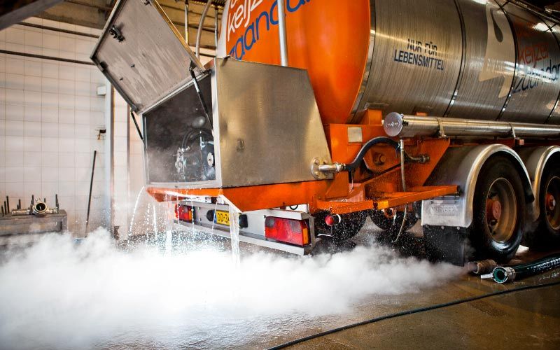 Vue arrière camion citerne alimentaire dans une station de lavage